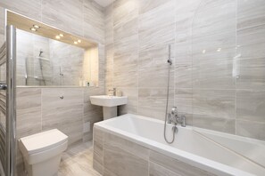 Departamento, 4 habitaciones | Baño | Tina con regadera, amenidades de baño gratuitas, secadora de cabello 
