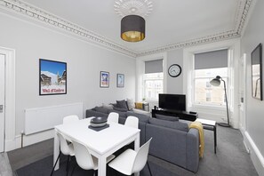 Apartment, 4 Bedrooms | In-room dining - JOIVY 4-Bed Stylish Flat In Edinburgh City Centre (Edinburgh)