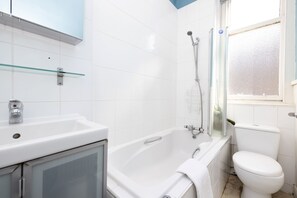 Departamento, 1 habitación | Baño | Tina con regadera, amenidades de baño gratuitas, secadora de cabello