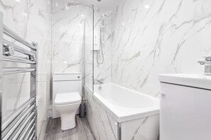 Apartment, 2 Bedrooms | Bathroom | Combined shower/tub, free toiletries, hair dryer, towels