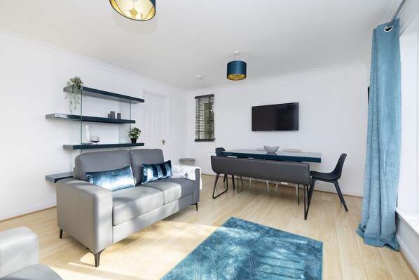 Apartment, 3 Schlafzimmer | Wohnbereich | Fernseher