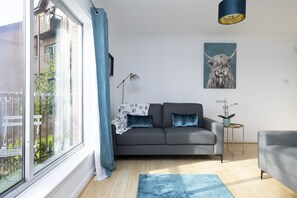 Apartment, 3 Schlafzimmer | Wohnbereich | Fernseher