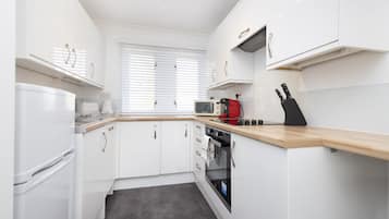 Apartment, 3 Bedrooms | Private kitchen | Fridge, microwave, oven, stovetop