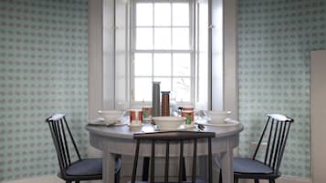 Apartamento, 1 habitación | Zona de estar | Una televisión