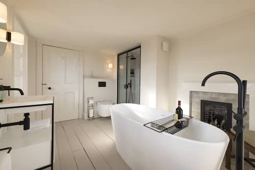 Appartement, 3 chambres | Salle de bain | Baignoire et douche séparées, articles de toilette (gratuits)