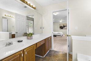 Towels, soap, shampoo, toilet paper - Spacious, Relaxed 5 Bedroom Getaway (LILBURN)
