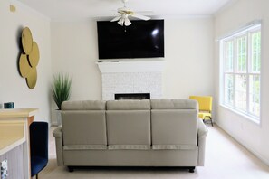 Smart TV, fireplace - Spacious, Relaxed 5 Bedroom Getaway (LILBURN)