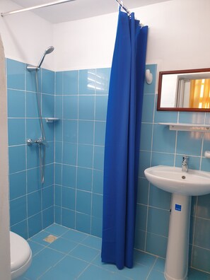 Dobbeltrom – comfort | Bad | Dusj, regndusjhode, håndklær og såpe