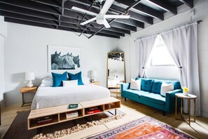 1 habitación, escritorio, tabla de planchar con plancha y cuna de viaje 