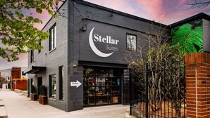 Un immeuble avec une enseigne indiquant « Stellar Suites » et une devanture de magasin avec des portes vitrées.