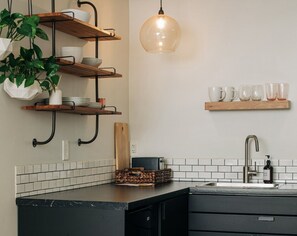 Refrigerador, microondas, cafetera y tetera y tostadora 