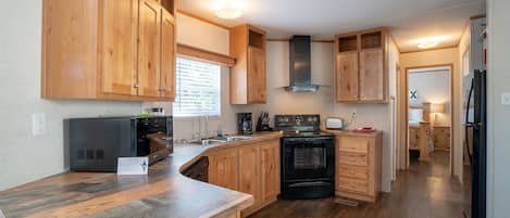 Fridge, oven, stovetop, dishwasher