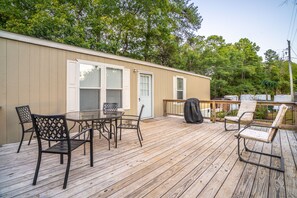 Outdoor dining - Mobile Home E-1 at Safe Harbor Brady Mountain on Lake Ouachita! (Royal)