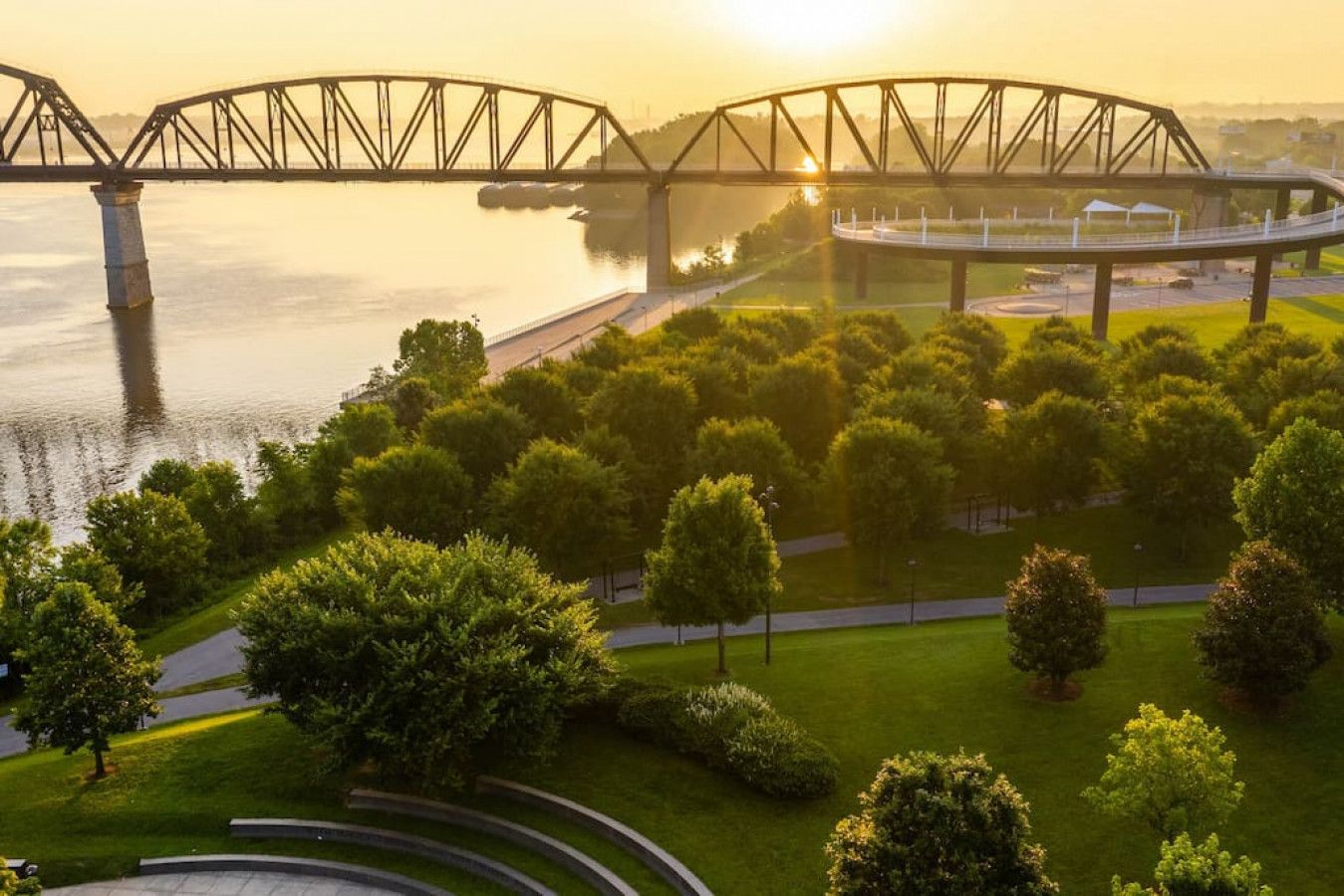 Un puente sobre un río, con un parque al frente.