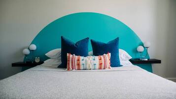 1 chambre, matelas mémoire de forme, bureau, fer et planche à repasser
