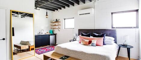 1 slaapkamer, een bureau, een strijkplank/strijkijzer, reisbedje