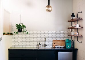 Kühlschrank, Mikrowelle, Wasserkocher mit Kaffee-/Teezubehör, Toaster
