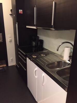 Departamento, 1 cama Queen size | Cocina privada | Refrigerador, microondas, parrilla de estufa y tetera eléctrica 