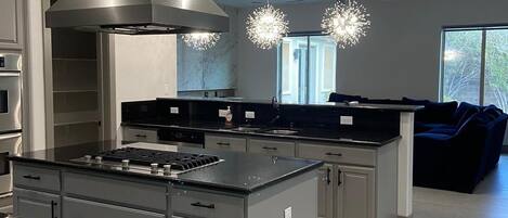 Réfrigérateur, four à micro-ondes, un four, surface de cuisson