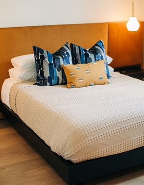1 dormitorio, escritorio, tabla de planchar con plancha y cuna de viaje