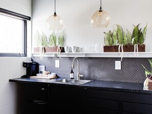Kühlschrank, Mikrowelle, Wasserkocher mit Kaffee-/Teezubehör, Toaster
