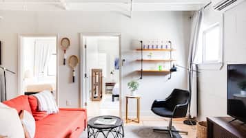 2 habitaciones, escritorio y tabla de planchar con plancha