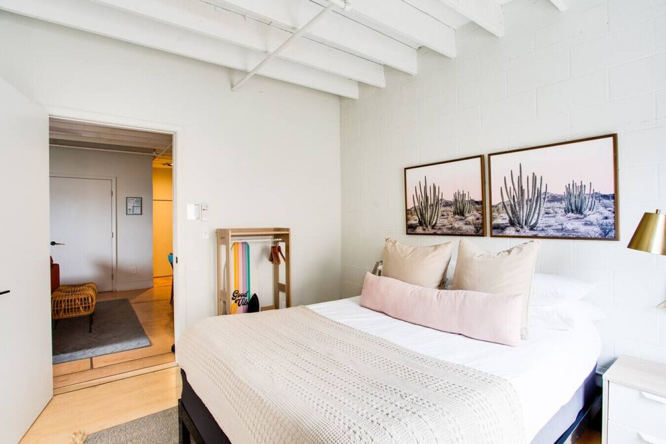 2 habitaciones, escritorio y tabla de planchar con plancha 
