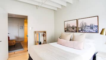 2 habitaciones, escritorio y tabla de planchar con plancha
