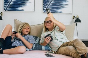 2 Schlafzimmer, Schreibtisch, Bügeleisen/Bügelbrett, Reisekinderbett