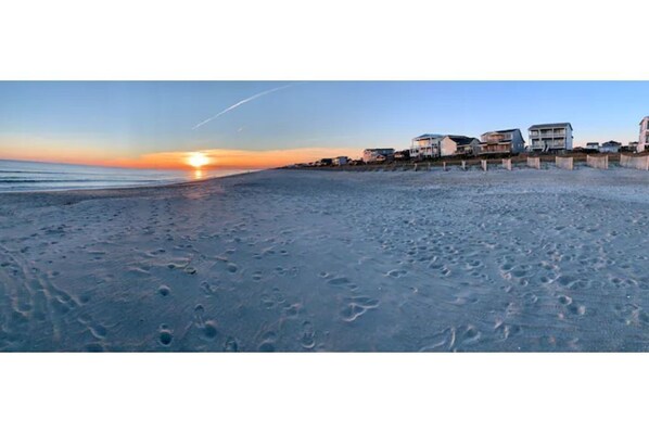 Beach nearby, sun loungers, beach towels - Carolina Skies Holden Beach.  3 min walk to beach! Premier Host -Guest Favorite! (Holden Beach)