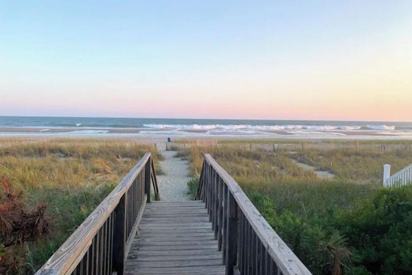 Beach nearby, sun-loungers, beach towels