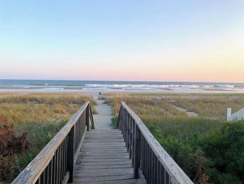 Carolina Skies Holden Beach.  3 min walk to beach! Premier Host -Guest Favorite!