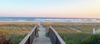 Carolina Skies Holden Beach.  3 min walk to beach! Premier Host -Guest Favorite!