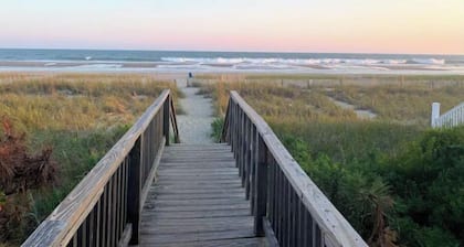 Carolina Skies Holden Beach. 3 min walk to beach! Premier Host -Guest Favorite!