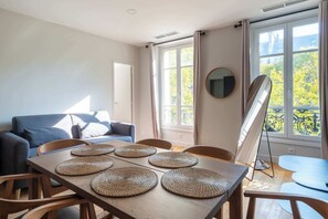 Unclassified image, 4 of 25, button