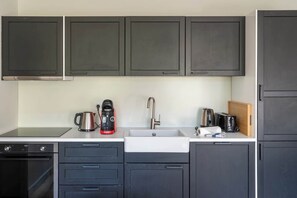 Refrigerador, microondas, horno, placa de cocina