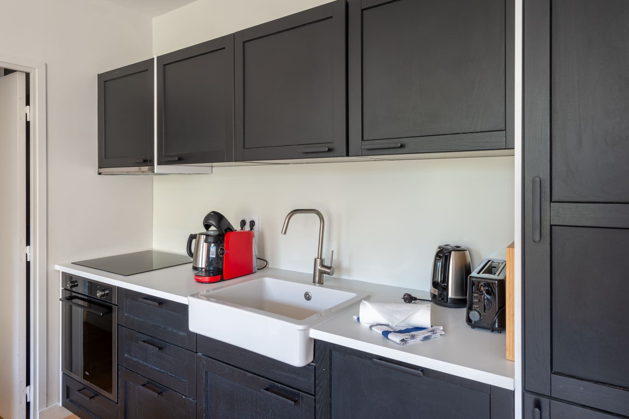 Een koelkast, een microgolfoven, een oven, een kookplaat