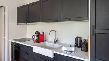 Een koelkast, een microgolfoven, een oven, een kookplaat