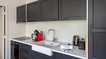 Fridge, oven, stovetop, cookware/dishes/utensils