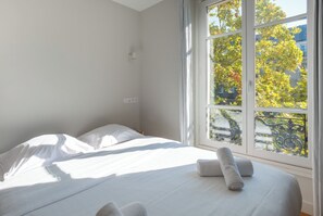 2 bedrooms, internet, bed sheets