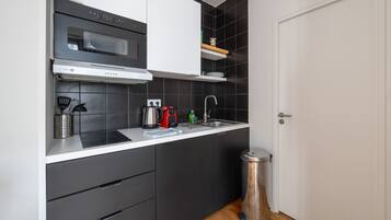 Coffee/tea maker, microwave, oven, stovetop