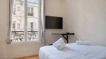 2 bedrooms, iron/ironing board, internet, bed sheets