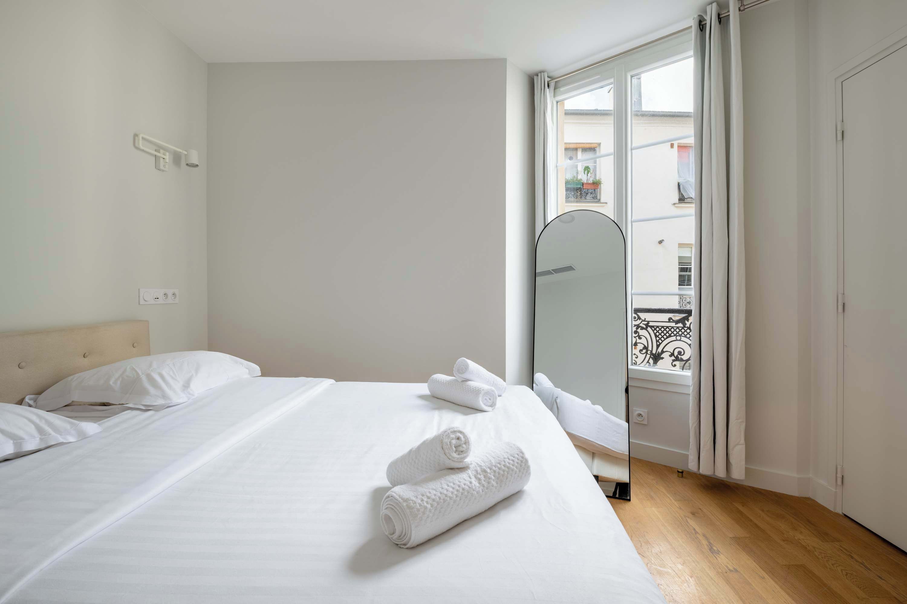 2 bedrooms, iron/ironing board, internet, bed sheets