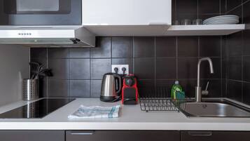 Eine moderne Küche mit Mikrowelle, Wasserkocher und Kaffeemaschine.