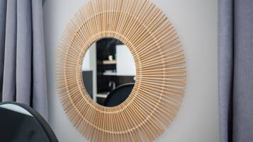 Un miroir rond avec un cadre en bambou.