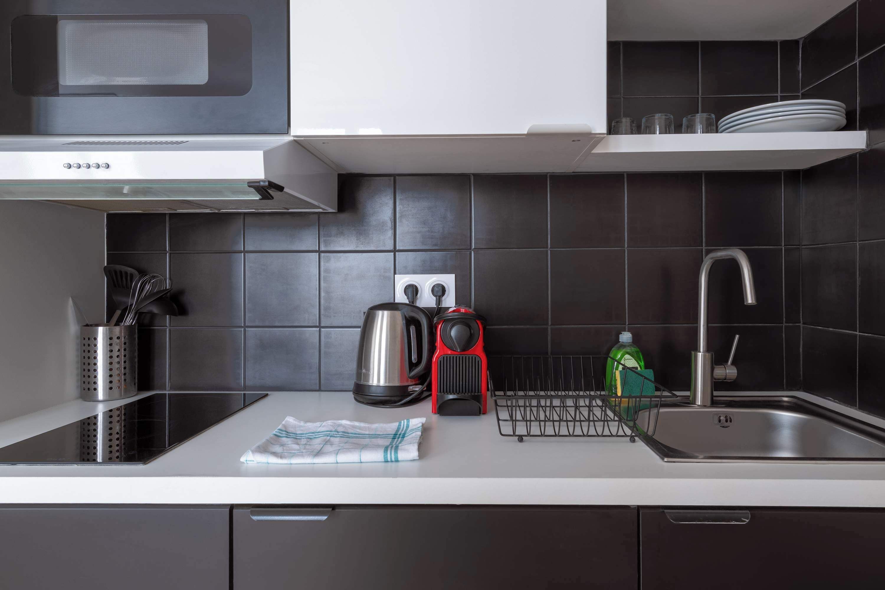 Een koffiezetapparaat/waterkoker, een microgolfoven, een oven