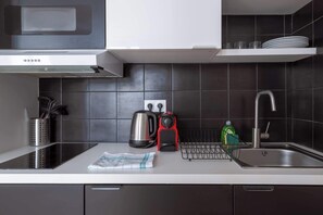 Coffee/tea maker, microwave, oven, stovetop