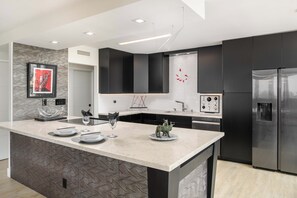 Refrigerador, microondas, horno y parrilla de estufa