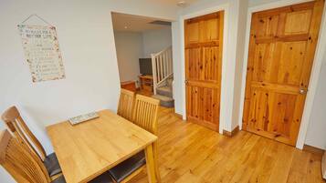 Deluxe House, Private Bathroom (Whole house) | Dining