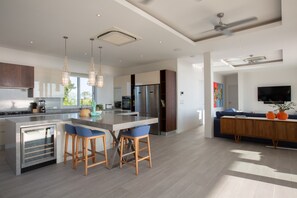 Private kitchen - Exceptional Family&Friends Large Villa Infinity Pool, Stunning Sunset Ocean-View (จ.สุราษฎร์ธานี)